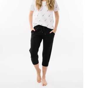 Zyia Black Ascend Capri Joggers